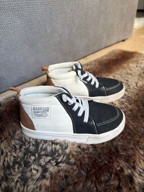 OshKosh boy shoes size 9M